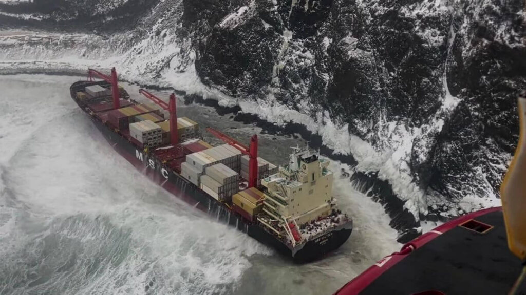 Bão mùa đông bủa vây, MSC Baltic III chưa thể cứu hộ