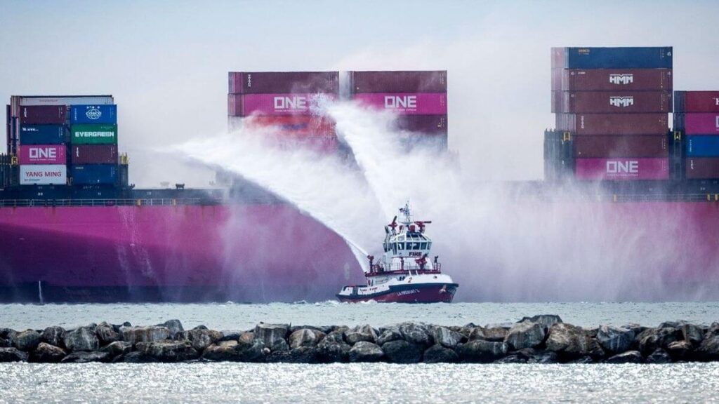 Cháy tàu ONE HENRY HUDSON: Chuẩn bị dỡ toàn bộ container