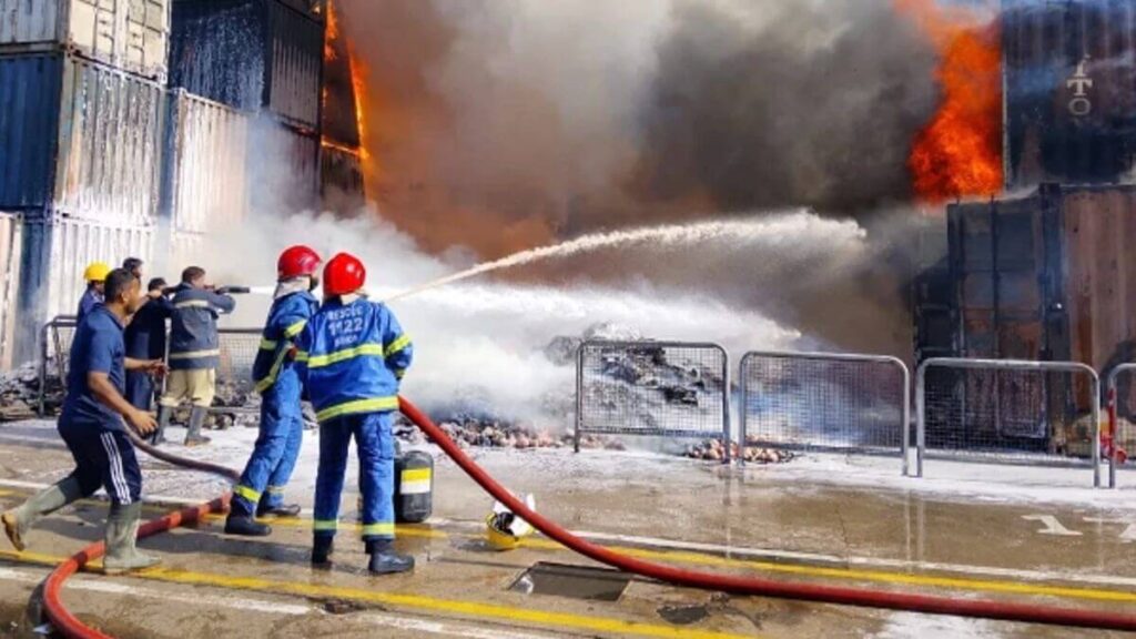 Điều tra vụ cháy container tại cảng Karachi