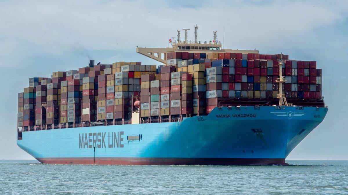 Giá cước container tiếp tục giảm khi công suất quay lại Suez