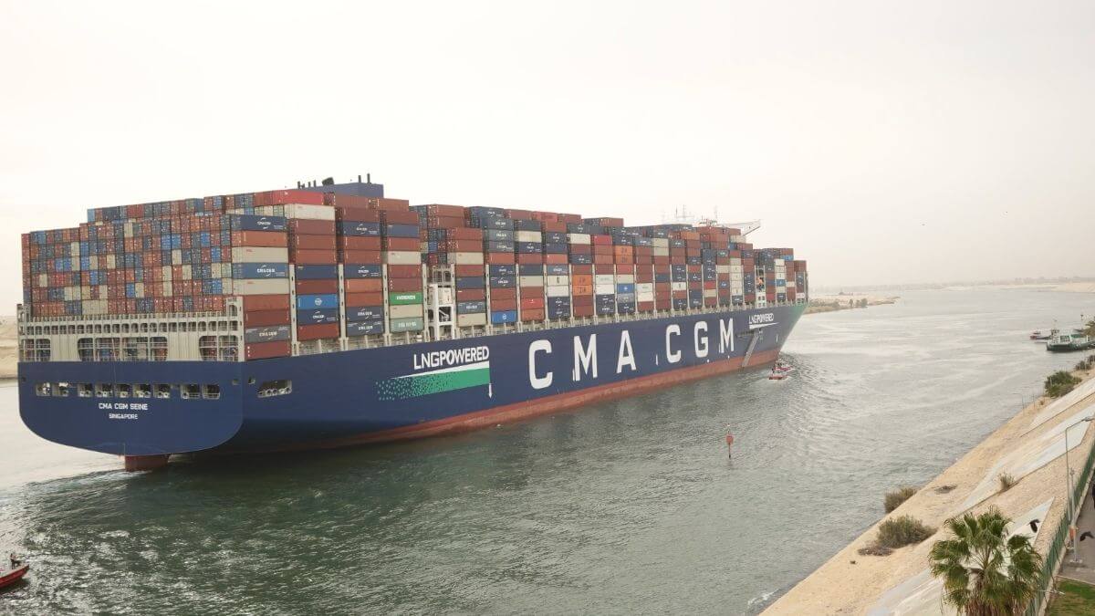 CMA CGM SEINE lần đầu qua kênh đào Suez
