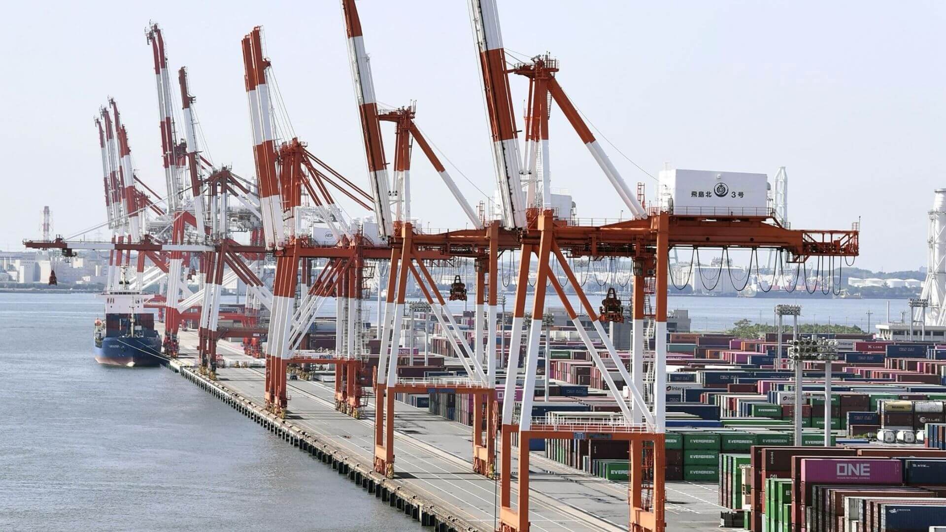 Sản lượng container qua cảng Nhật tiếp tục đi xuống