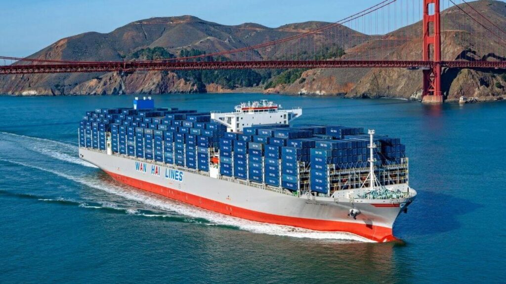 Đội tàu Dual-fuel container và chở xe vượt mốc 400 chiếc