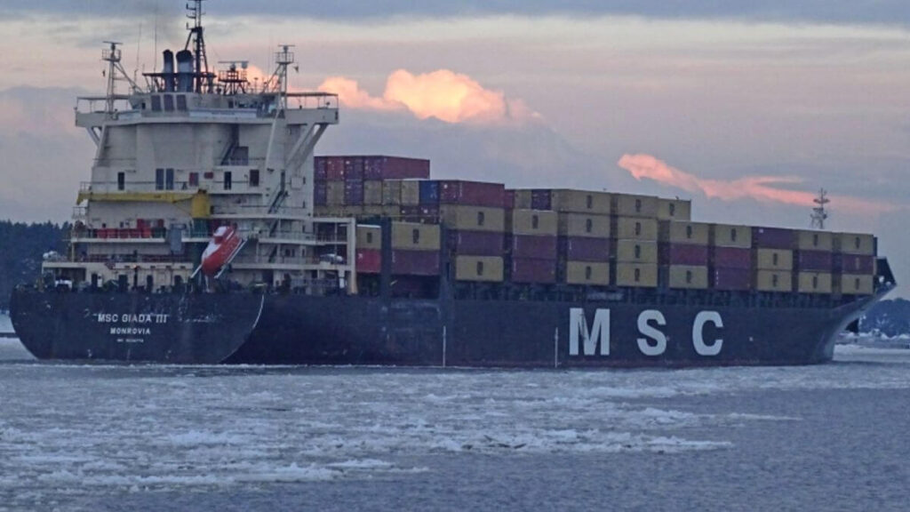 Nổ buồng máy tàu MSC khi vào cảng St Petersburg