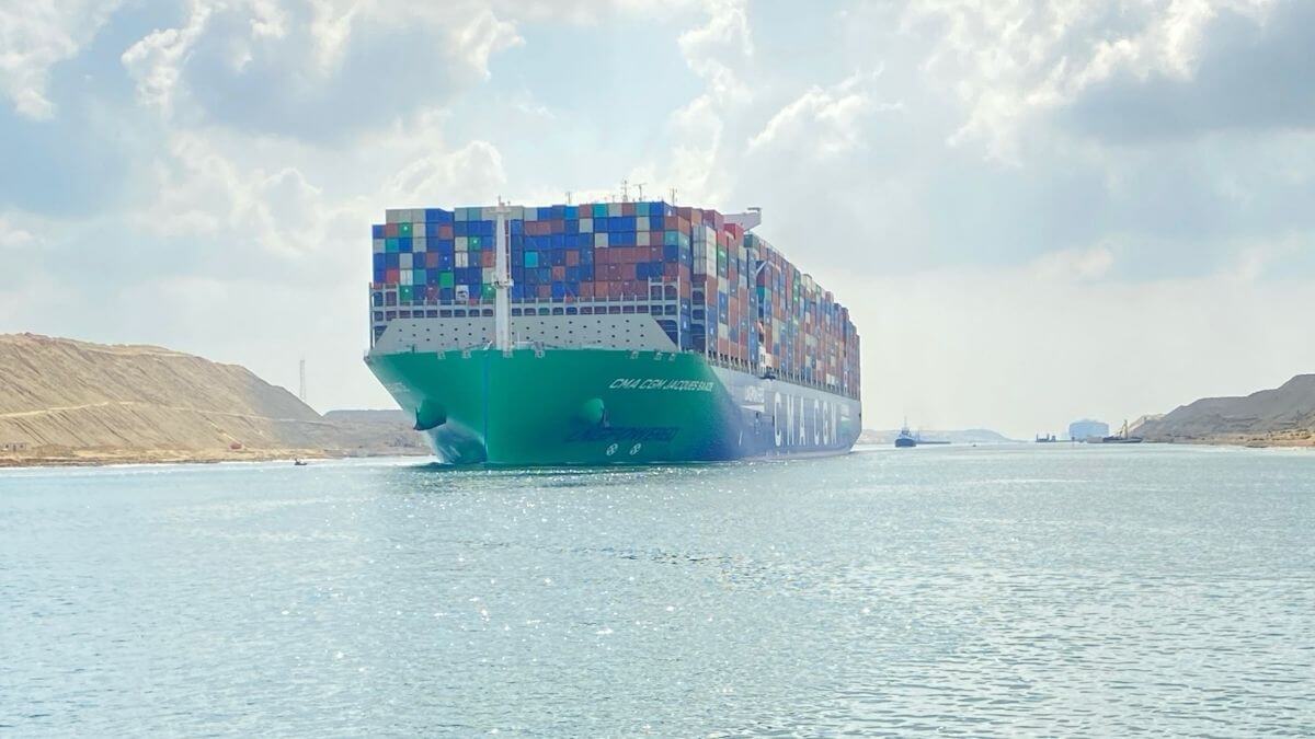 Thông điệp trái chiều về Suez làm rối quyết định của chủ hàng