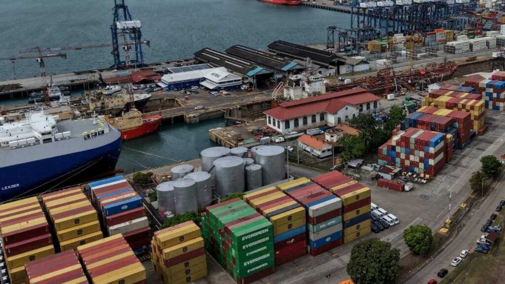 CK Hutchison dọa kiện nếu Maersk tiếp quản cảng Panama