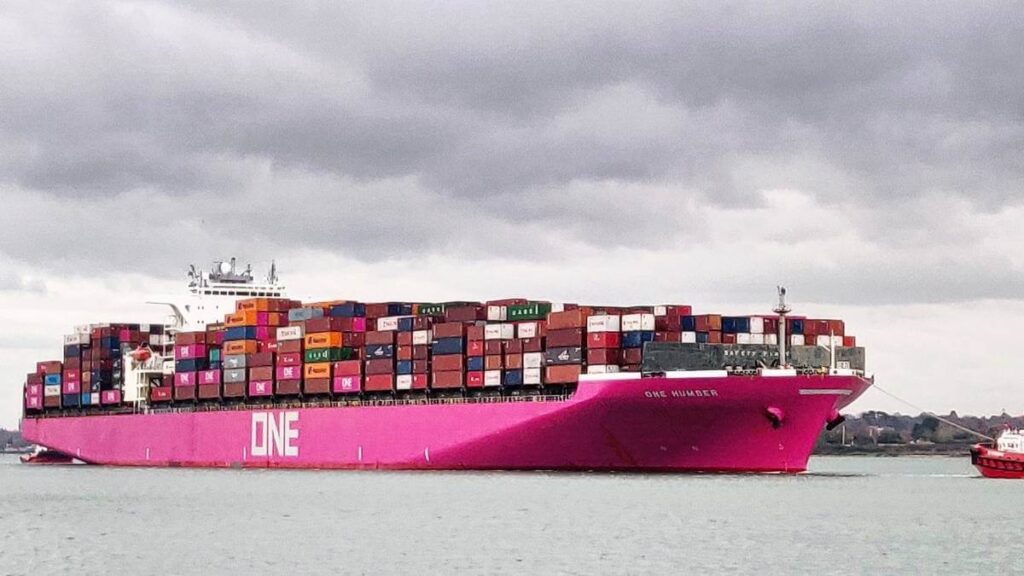 Cháy phòng máy tàu container ONE HUMBER gần Southampton