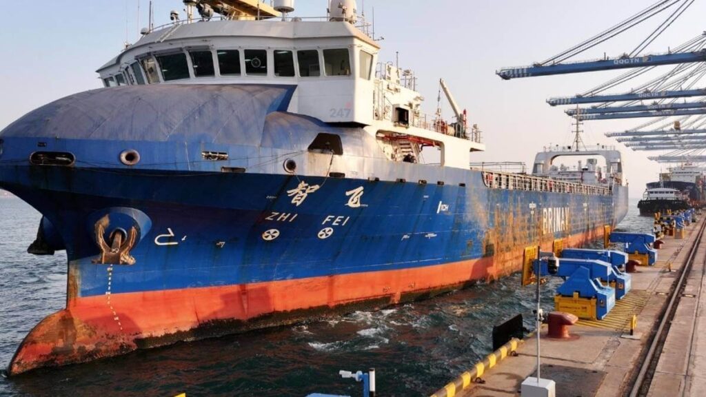 Tàu Trung Quốc cập bến tự động 30 giây