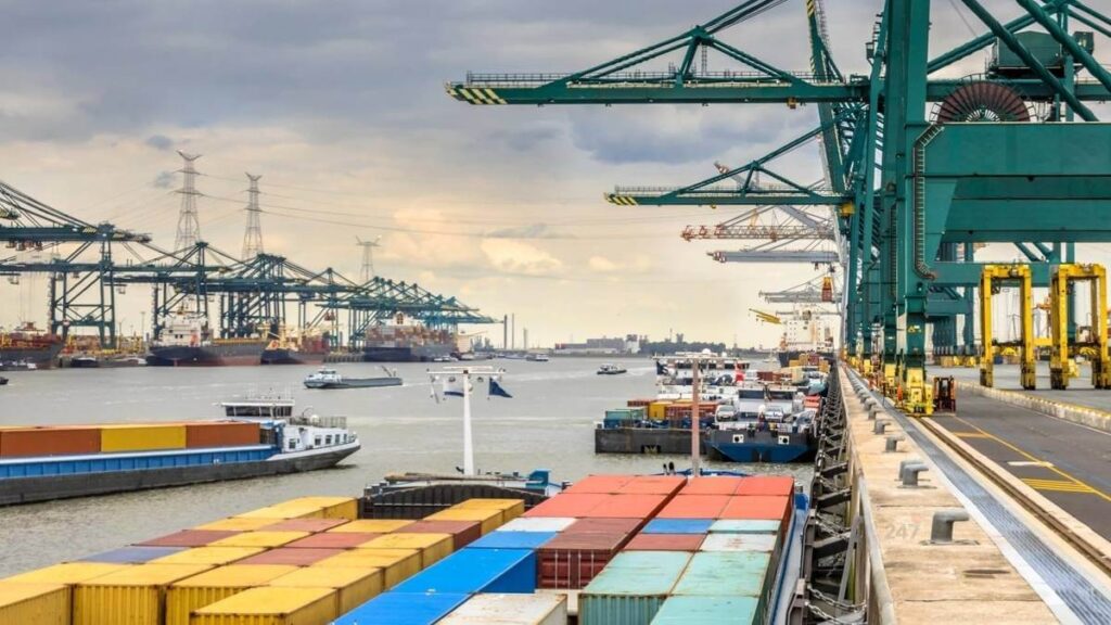 Cước container tăng liên tiếp, Transpacific dẫn sóng – rủi ro Hormuz đẩy chi phí leo thang.