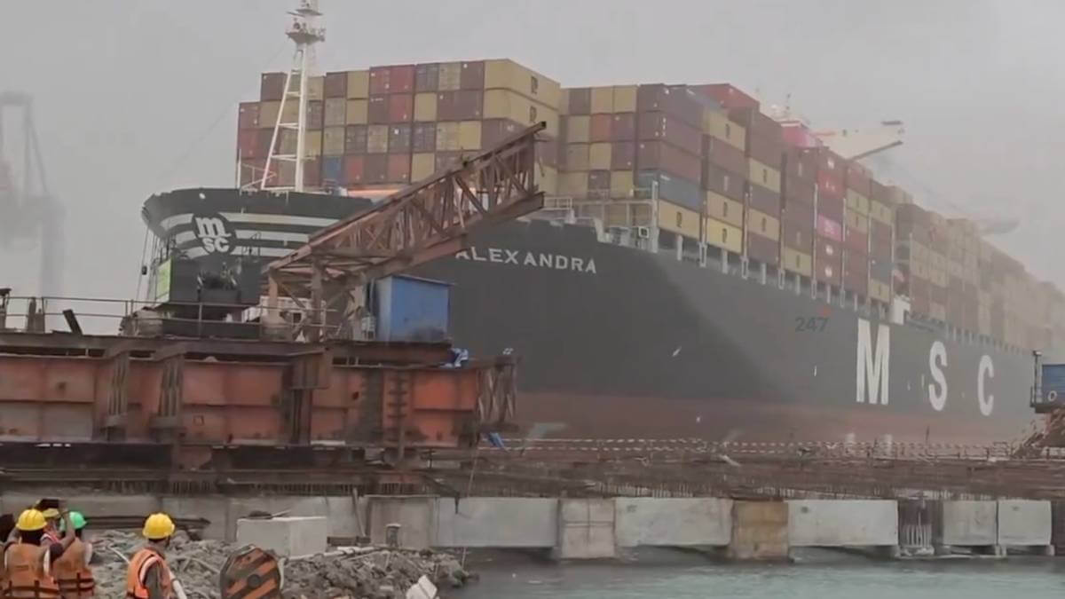Tàu MSC Alexandra đứt neo, cảng Mundra tê liệt