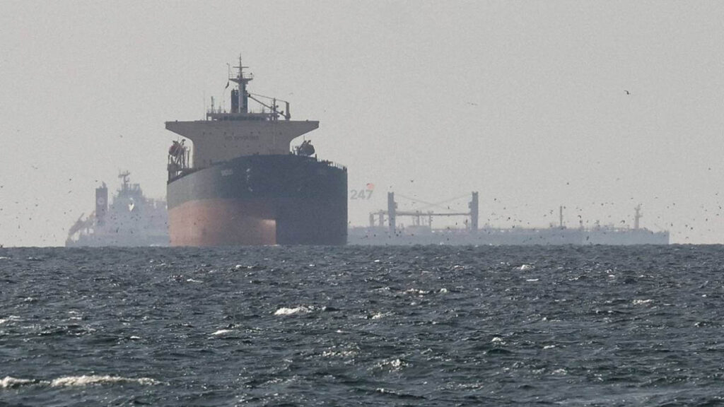 Iran siết quyền kiểm soát Hormuz, tàu container bị từ chối quá cảnh