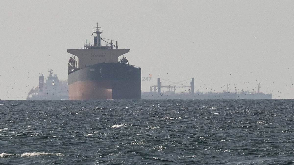 Iran siết quyền kiểm soát Hormuz, tàu container bị từ chối quá cảnh