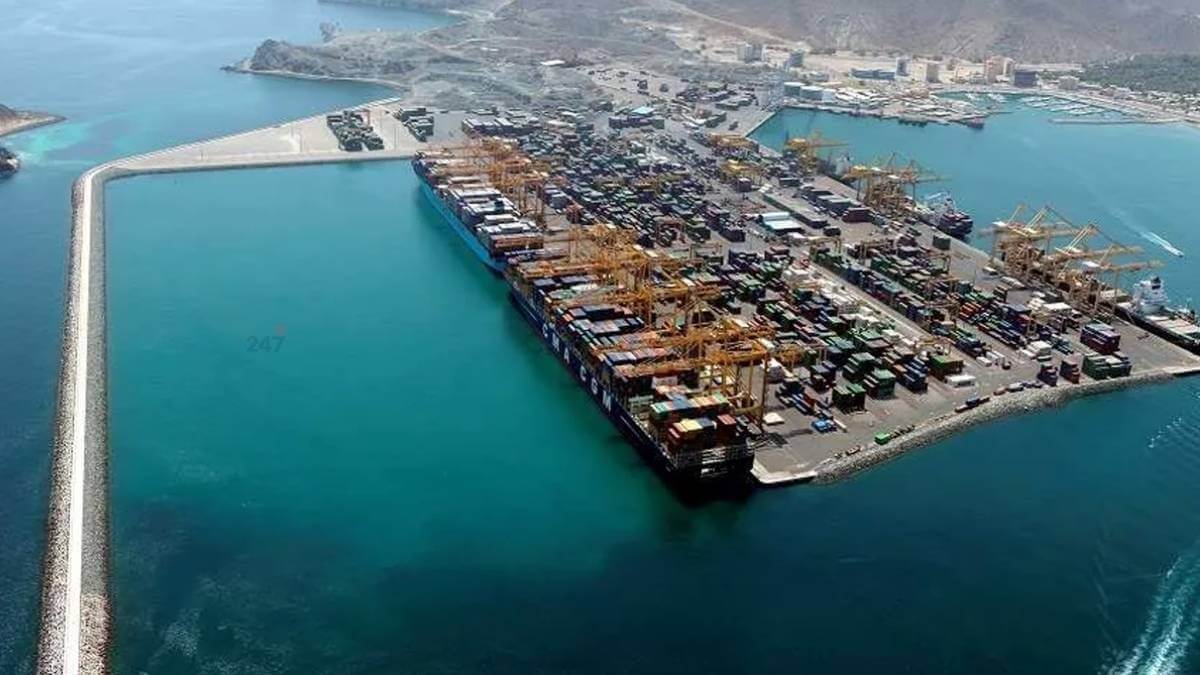 Hormuz tắc nghẽn: Hãng tàu chuyển hướng bộ