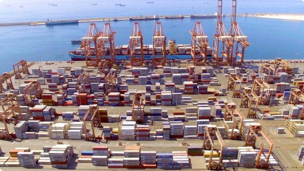 Maersk dừng khai thác cảng Salalah 48 giờ sau sự cố drone