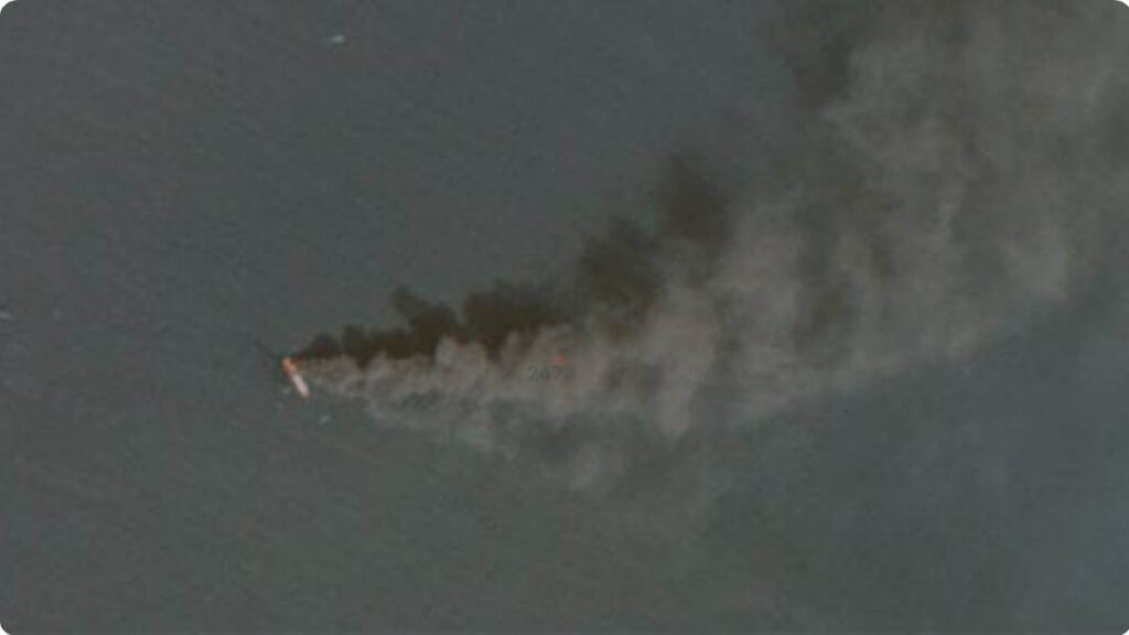 Con tàu cháy được xác định là Safeen Prestige bị bỏ lại tại Vịnh trong ba tuần. Ảnh: UANI