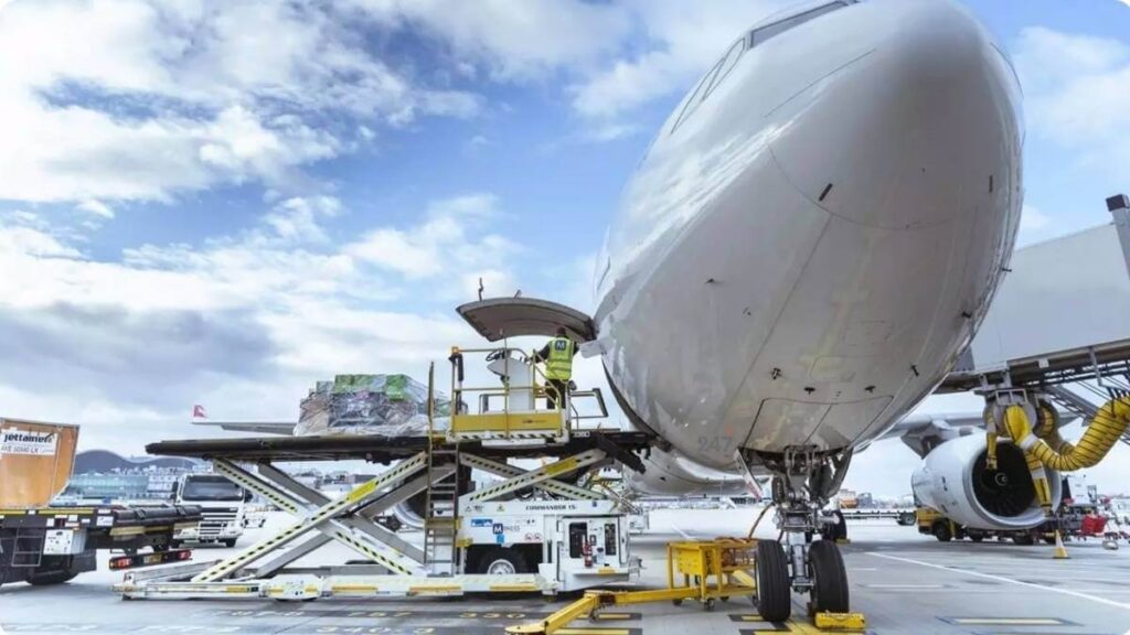 Khủng hoảng Trung Đông đẩy hàng không lệch tuyến, chi phí logistics tăng mạnh