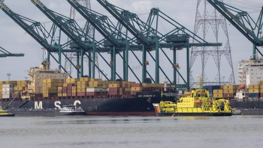 Tràn dầu khi tiếp nhiên liệu, cảng Antwerp gián đoạn khai thác