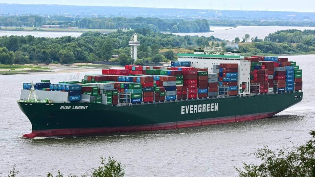 Dập tắt cháy container trên tàu Ever Lenient