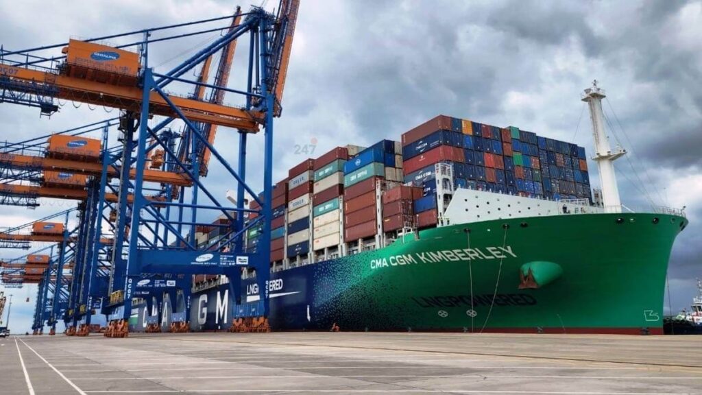 Cảng container Cái Mép - Thị Vải với tàu container quốc tế, khu vực TP.HCM đang mở rộng công suất