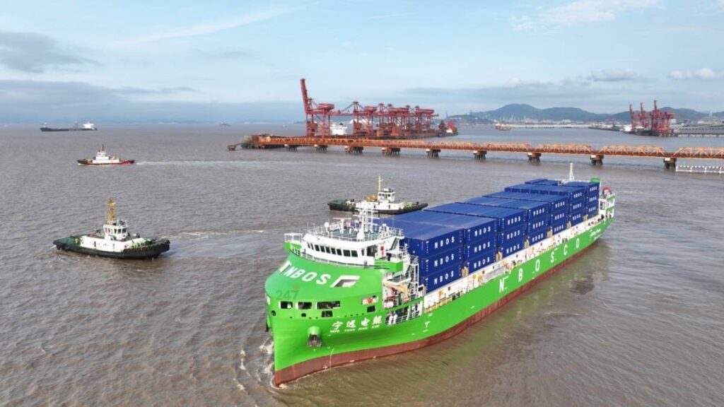 Tàu container điện 740 TEU chính thức vận hành