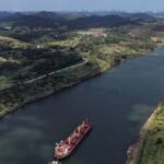 Tàu Crimson Delight treo cờ Panama đi qua Kênh đào Panama tại Gamboa nhìn từ trên cao