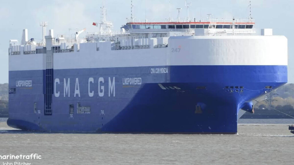 Tàu CMA CGM Monza va cầu cảng tại Đức