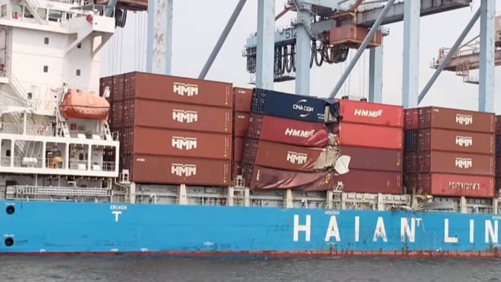 Va chạm tàu container tại cảng Kaohsiung khiến container xô lệch trên boong