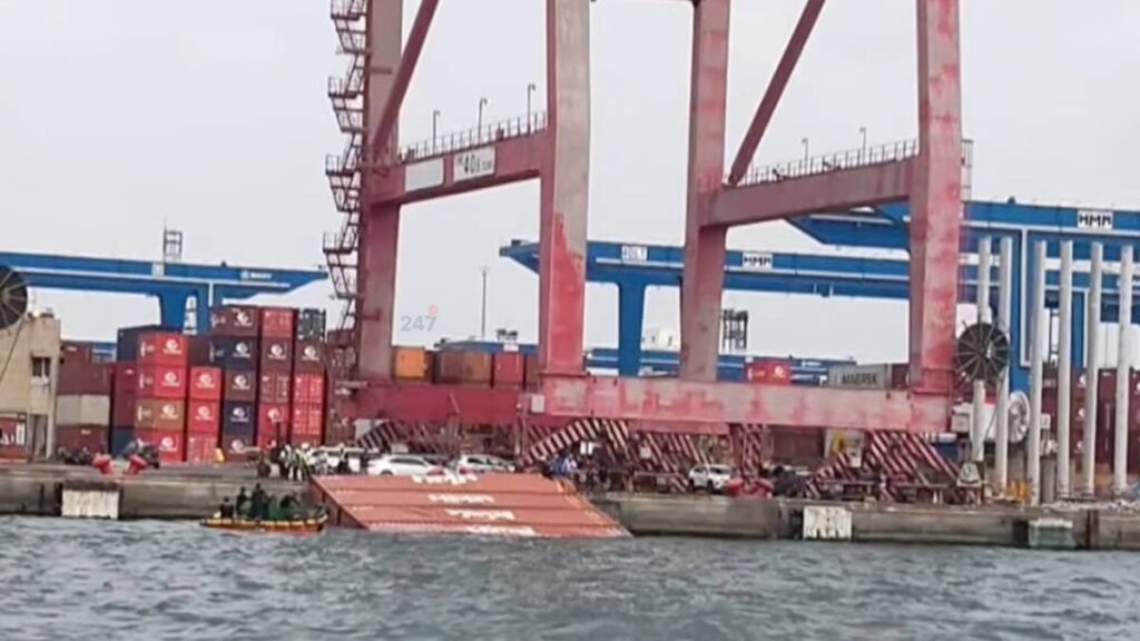 Tàu container va chạm tại Kaohsiung, rơi 4 container xuống nước