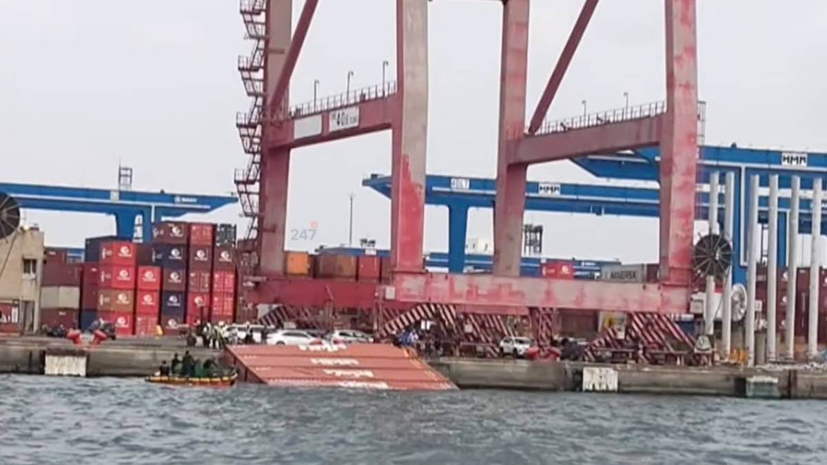 Va chạm tàu container tại cảng Kaohsiung khiến container rơi xuống nước