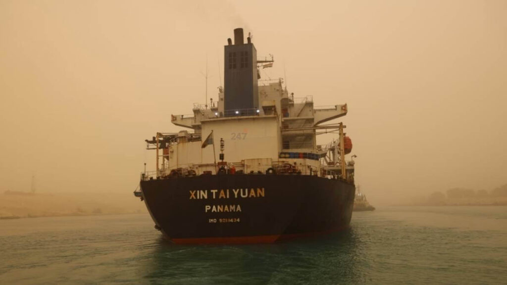 Tàu hàng Trung Quốc mắc cạn kênh Suez 4 giờ