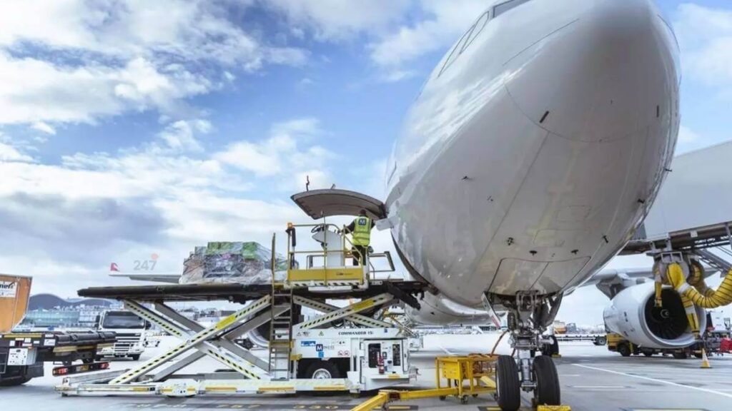 Giá cước vận tải hàng không tăng vì chiến sự Iran
