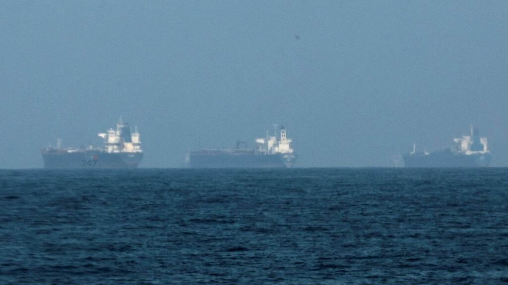 Chủ tàu toàn cầu “án binh”: Chờ lệnh rút khỏi Vịnh Ba Tư