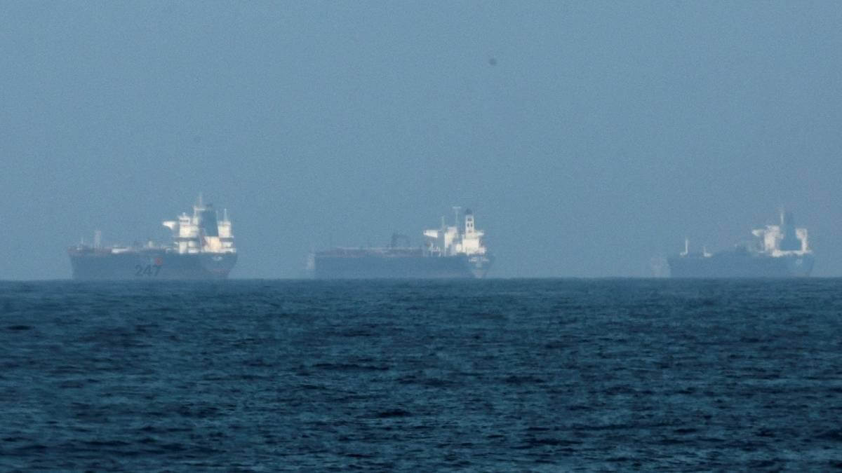 Tàu chở dầu và tàu hàng chờ rời Vịnh Ba Tư sau khi eo biển Hormuz mở lại trong lệnh ngừng bắn Mỹ–Iran