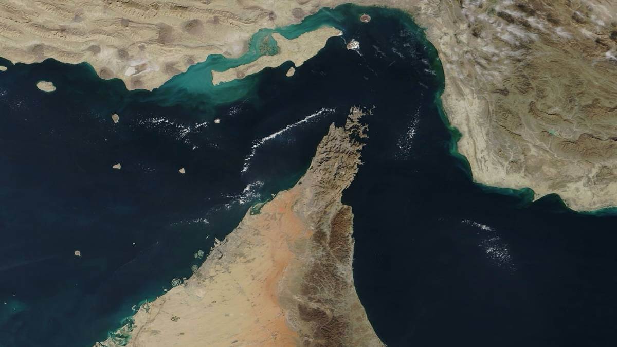 Eo biển Hormuz mở lại có kiểm soát sau thỏa thuận ngừng bắn Mỹ–Iran, tàu dầu vận hành trở lại