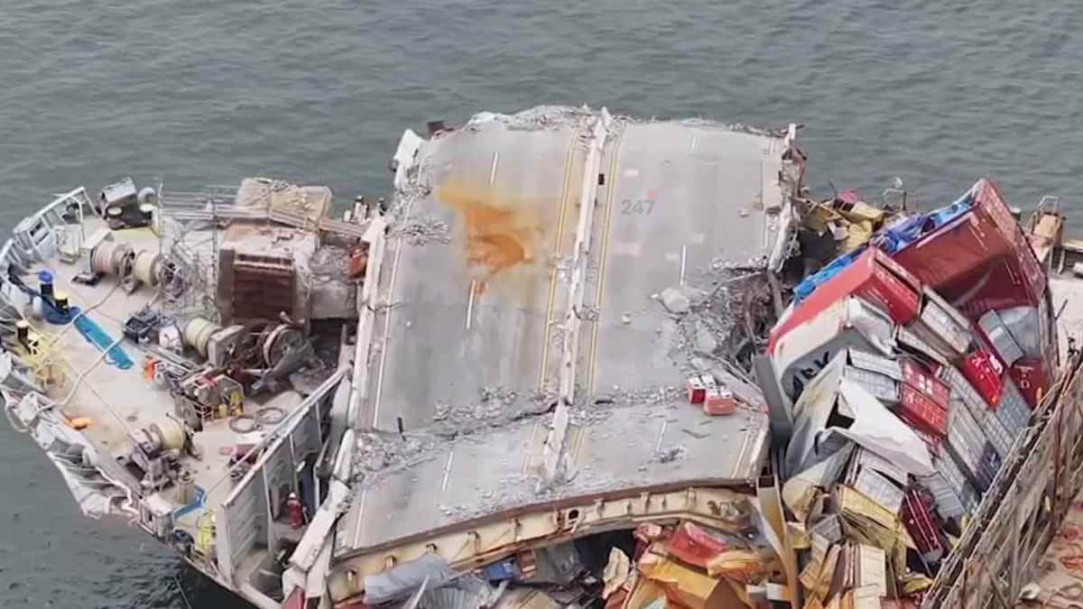 Tàu container Dali sau vụ va chạm làm sập cầu Francis Scott Key tại Baltimore, dẫn tới thỏa thuận bồi thường 2,25 tỷ USD.