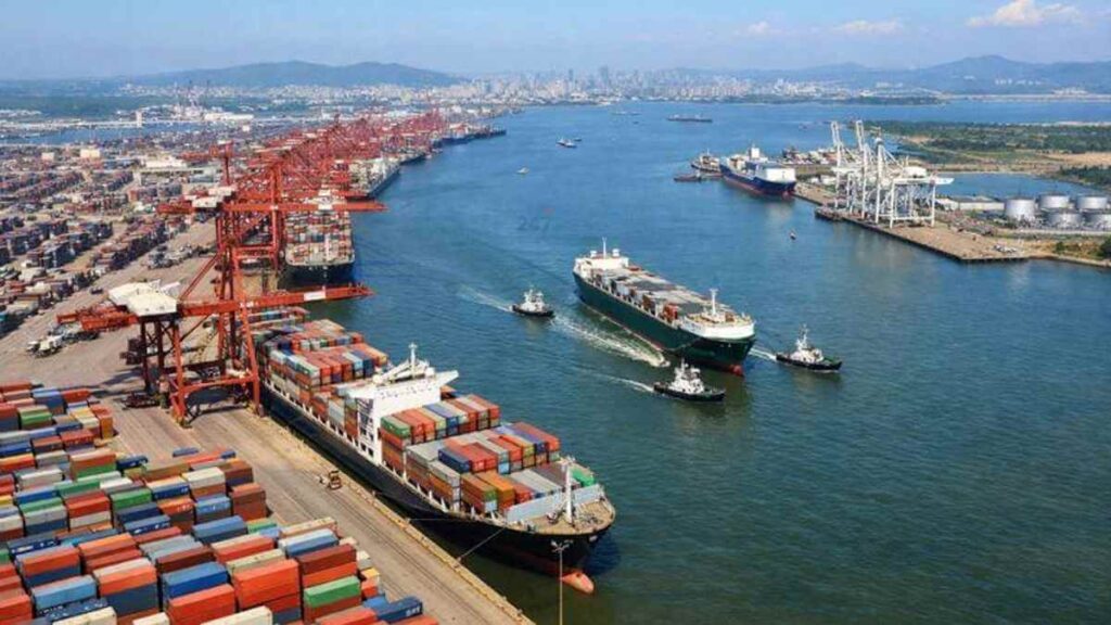 Trung Quốc xử phạt 9 hãng tàu container quốc tế