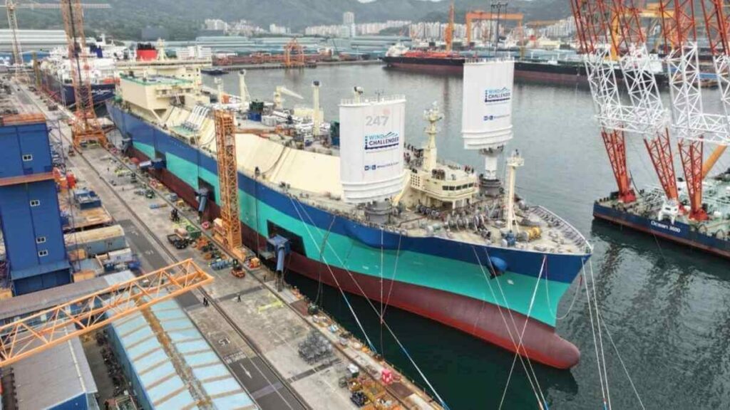 MOL Đóng Tàu LNG Đầu Tiên Lắp Cánh Buồm Gió
