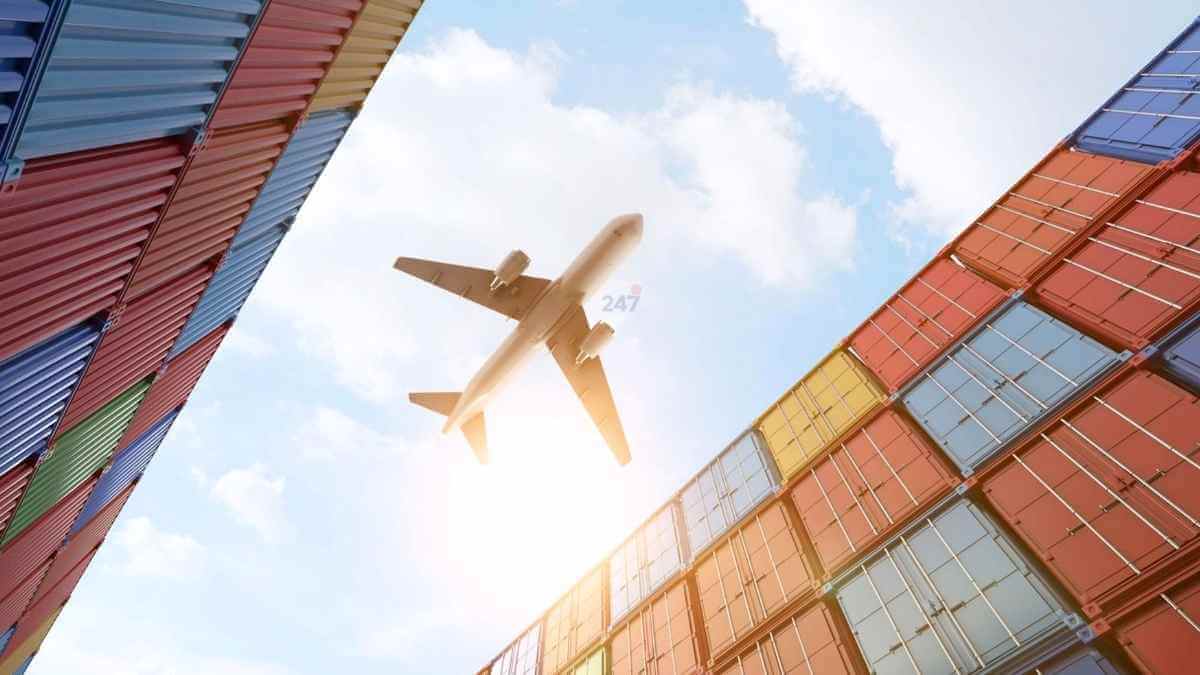 Máy bay vận tải hàng không tại sân bay trong bối cảnh giá cước hàng không toàn cầu giảm nhẹ sau biến động Trung Đông