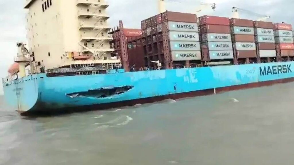 Va chạm tàu Maersk tại Chattogram, rách thân tàu