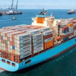 Tàu container Maersk hoạt động tại khu vực eo biển Hormuz giữa căng thẳng hàng hải Trung Đông và nguy cơ gián đoạn chuỗi cung ứng toàn cầu.
