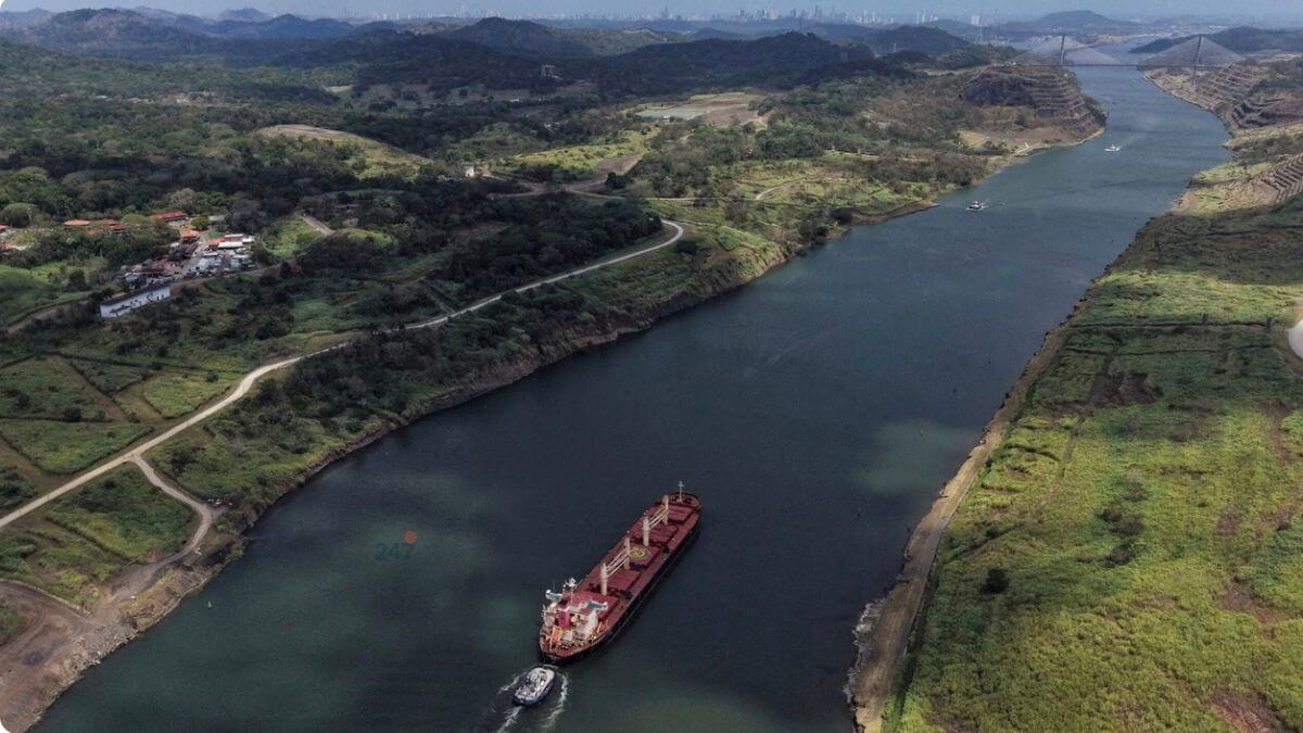 Tàu treo cờ Panama lưu thông trên Kênh đào Panama trong bối cảnh Trung Quốc bác bỏ cáo buộc tăng cường kiểm tra