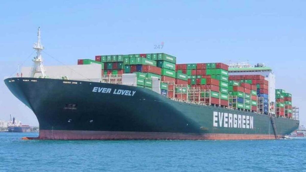 IMO tạm dừng sơ tán sau vụ tàu Evergreen bị tấn công
