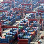 Bãi container tại cầu cảng Sinseondae, cảng Busan (Hàn Quốc), minh họa tình trạng tắc nghẽn cảng biển toàn cầu.