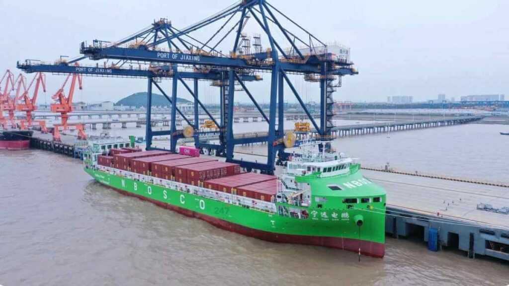Trung Quốc mở tuyến container điện phát thải bằng 0
