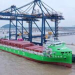 Tàu container chạy hoàn toàn bằng điện trên tuyến vận tải tại Trung Quốc, minh họa xu hướng logistics xanh và vận tải phát thải bằng 0.