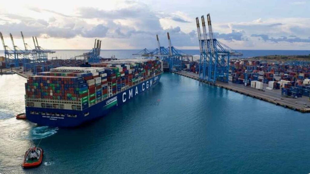 CMA CGM được dự báo vượt Maersk để trở thành hãng tàu container lớn thứ hai thế giới