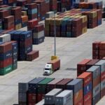 Container nhập khẩu được xếp tại cảng biển Mỹ trước thời điểm các mức thuế nhập khẩu mới dự kiến có hiệu lực.