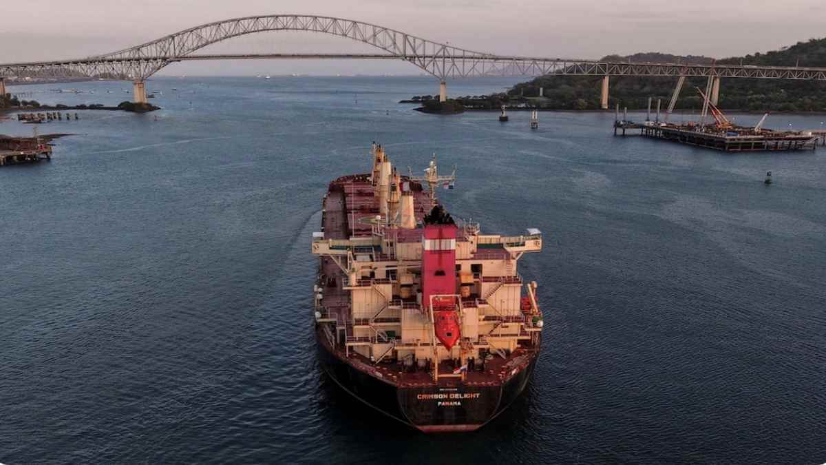 Tàu hàng treo cờ Panama di chuyển trên Kênh đào Panama gần cảng Balboa.