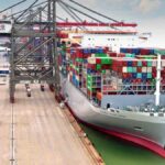 Tàu container OOCL tại cảng container
