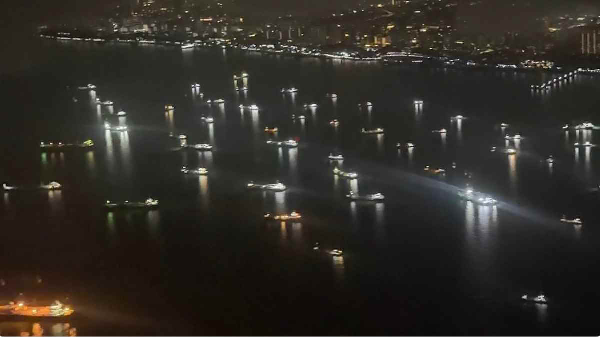 Tàu thuyền trên eo biển Singapore vào ban đêm
